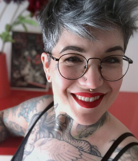Debora Cherrys, tatuadora y propietaria del estudio de tatuajes La Mujer Barbuda de Madrid, recomienda Inkoru como herramienta para gestionar estudios de tatuaje